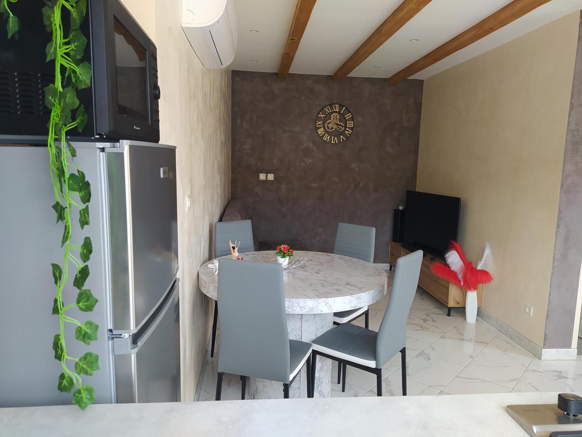 Studio Cosy Avec Terrasse Et Jacuzzi A Disposition De Mai A Aout Rians  Zewnętrze zdjęcie