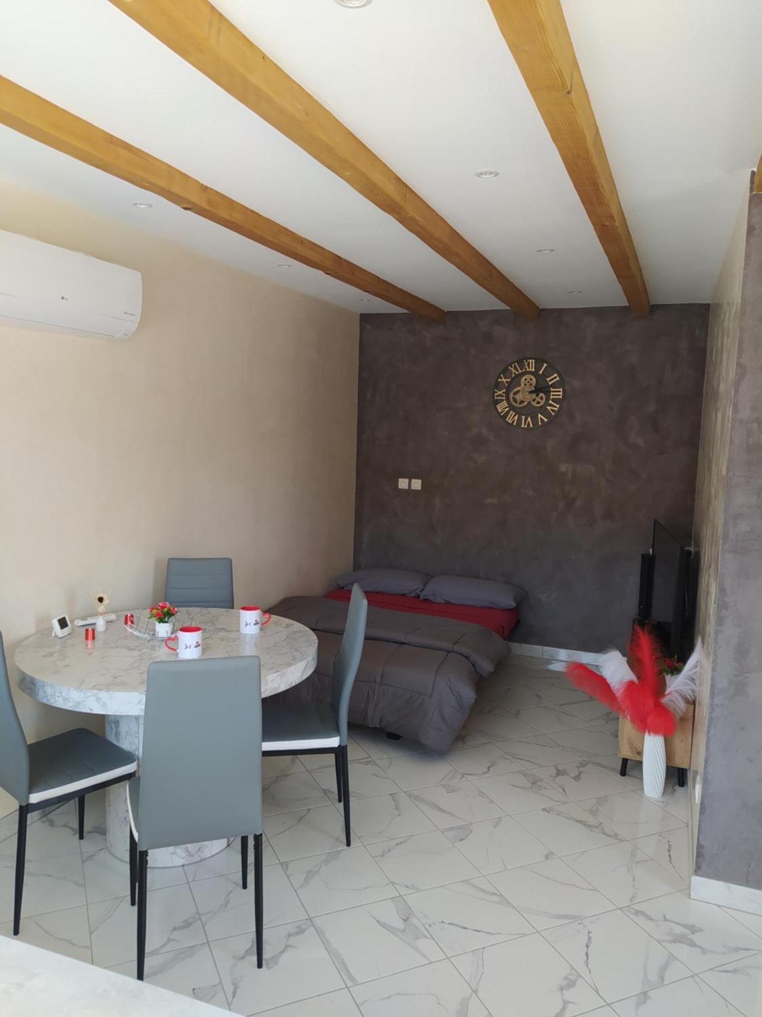 Studio Cosy Avec Terrasse Et Jacuzzi A Disposition De Mai A Aout Rians  Zewnętrze zdjęcie