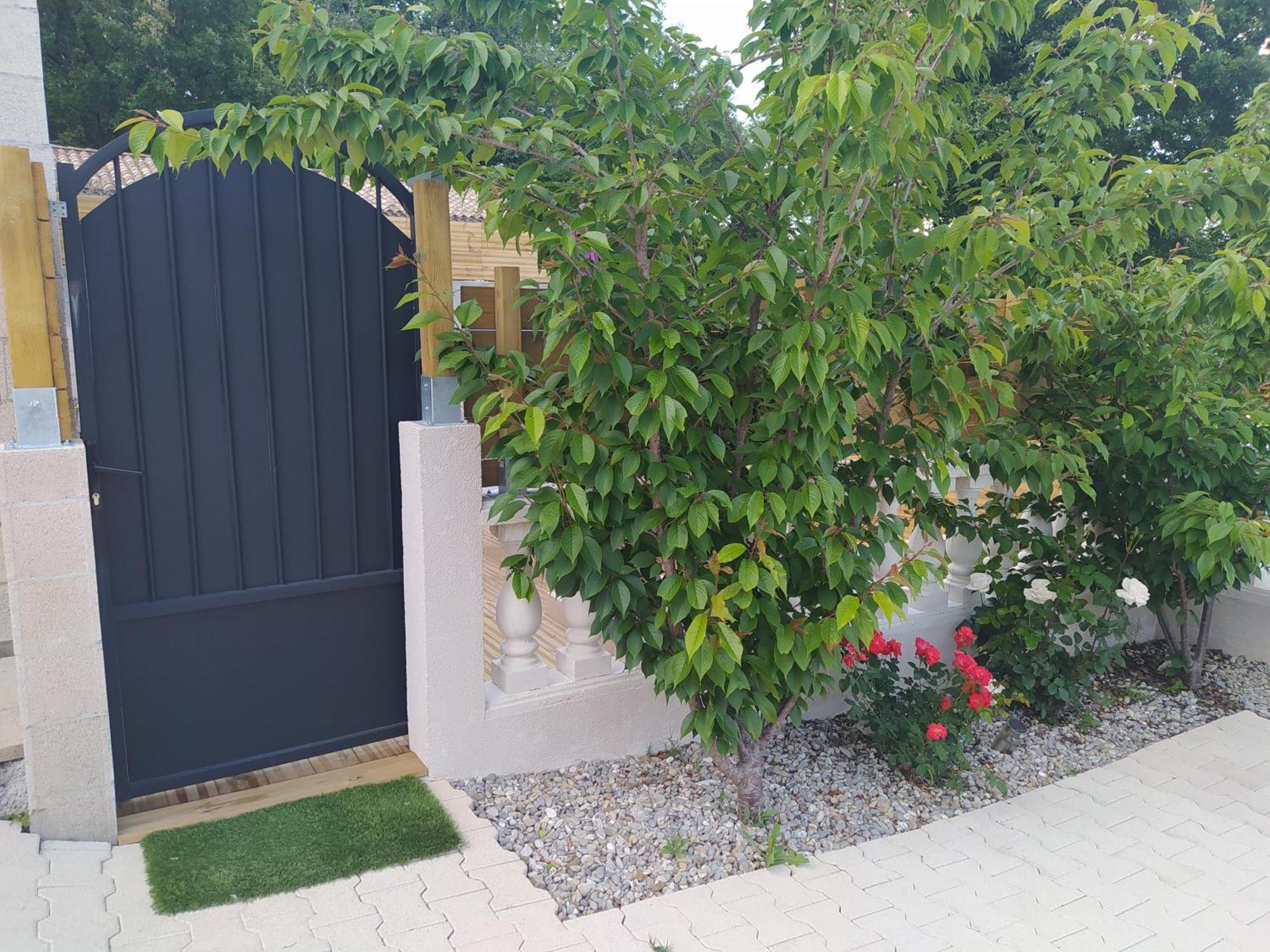 Studio Cosy Avec Terrasse Et Jacuzzi A Disposition De Mai A Aout Rians  Zewnętrze zdjęcie